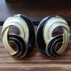EARRINGS vtg vintage avon black gold tone cream color enamel 80s fashion